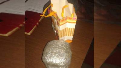 El paquete de marihuana lo llevaban envuelto en regalo navideño.