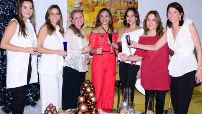 Jeannette Larach, Blanca Hawit, Elsa Leiva, la cumpleañera Rina Medina, Melissa Garza, Carolina y Mary Ann Kafati.