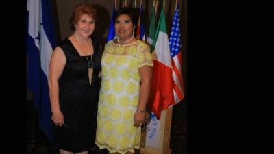 La presidenta saliente Mary Bendeck juramentó a la nueva directiva del club, Sheyla García.