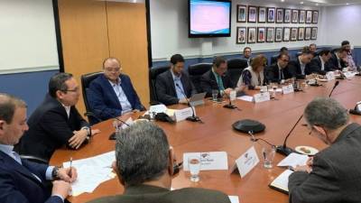 Empresarios, funcionarios del Gobierno y comisionados de la Cree se reunieron en Tegucigalpa.