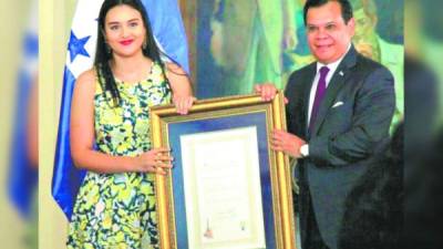 Hija de Guillermo Anderson recibió el reconocimiento.