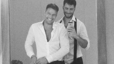 El cantante también publicó una foto con su actual pareja.