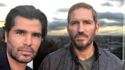 Eduardo Verástegui y Jim Caviezel en el backstage de la película 'Sound of Freedom'.