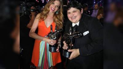 Natalia posa junto a su pupilo triunfador.