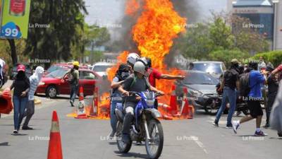 Maestros, estudiantes y empleados de hospitales públicos hondureños retomaron este martes 30 de abril el segundo día de protestas en rechazo a dos decretos que buscaban reestructurar las Secretarías de Educación y Salud. El presidente del Congreso, Mauricio Oliva, prometió desistir de las reformas que desataron el caos en varias ciudades del país.