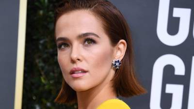Zoey Deutch luce su corte bob peinado con raya lateral y las puntas hacia afuera.