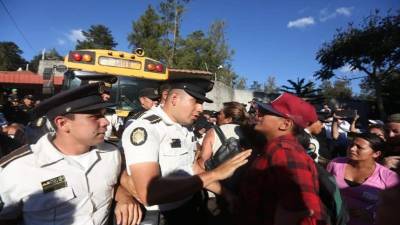 Familiares de menores reclusos en el hogar discuten con policías tras el incendio del pasado miércoles 8 de marzo de 2017, (Guatemala). Archivo/EFE