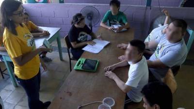 El Centro de Rendimiento Educativo Especial (Creer) atiende a unos veinte pacientes con lesiones cerebrales y otras anomalías congénitas. Fotos: Amílcar Izaguirre