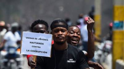 Jóvenes haitianos en la protesta de este domingo.