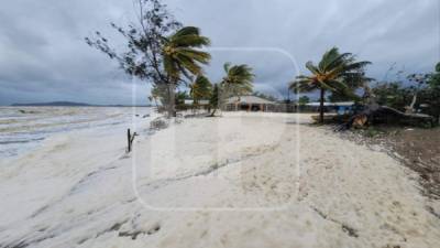 Habitantes de Triunfo de la Cruz reaccionaron sorprendidos por el nivel de espuma en la playa.