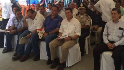 El alcalde Armando Calidonio (izquierda) y el presidente del Poder Ejecutivo, Juan Orlando Hernández, durante la realización del evento para abrir los sobres de las empresas participantes en el proceso de licitación.