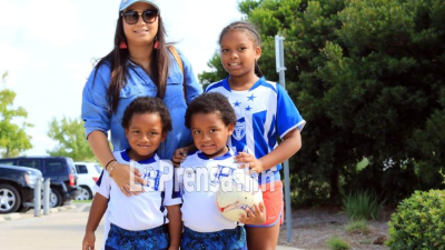 La familia de Boniek a su llegada al entreno de la Bicolor.