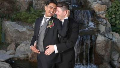 El hondureño Miguel Ángel con su esposo Danny Phillips.