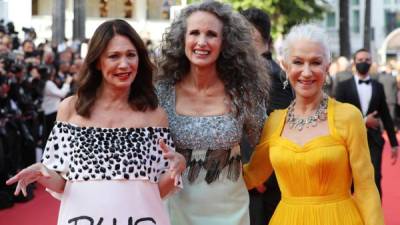 Las actrices Iris Berben, Andie MacDowel y Helen Mirren elegantes en la alfombra roja de Cannes. Fotos AFP