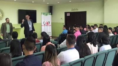 Los alumnos durante el diplomado escucharon el testimonio de varios emprendedores.