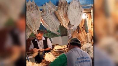 Los inspectores de la Secretaría de Desarrollo Económico inspeccionan el pescado seco en el mercado Medina.