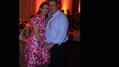 La cumpleañera Ruth Marie Canahuati de Sabillón y su esposo Juan Carlos Sabillón Dávila.
