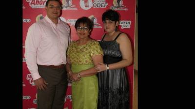 Juan, Santa y Mercedes Euceda compartieron en la esperada recepción decembrina.