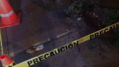 En la acera frente al portón 1 quedaron manchas de sangre.