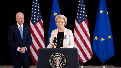 El presidente de Estados Unidos, Joe Biden, escucha mientras la presidenta de la Comisión Europea, Ursula von der Leyen, hace una declaración sobre Rusia.