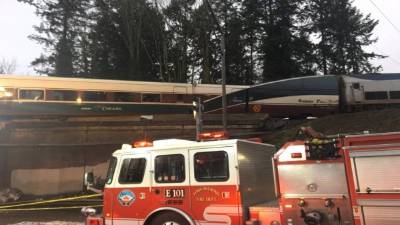 Imagen facilitada por el departamento del Sheriff del condado de Pierce que muestra a un tren Amtrack 501 tras descarrilar y caer sobre la autopista interestatal 5 cerca de Olympia. EFE