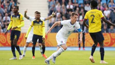 Andrea Pinamonti celebra su gol frente a Ecuador, Italia se llevó la victoria.