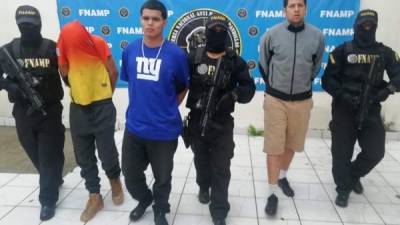 Tres de los pandilleros detenidos al momento de ser presentados por las autoridades.