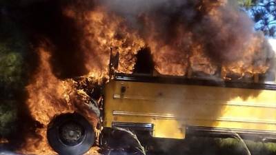 Los pasajeros se llevaron un susto cuando la unidad se prendió en fuego.