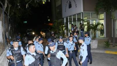 La Policía resguardó el juzgado debido a la gran afluencia de personas.