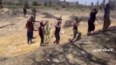 Esta captura de imagen tomada de un video entregado por Ansarullah, los rebeldes hutíes que luchan contra la coalición saudí en Yemen, el 29 de septiembre de 2019, supuestamente muestra a hombres detenidos descritos por el grupo respaldado por Irán como combatientes progubernamentales capturados en una ofensiva de agosto cerca de la región sur de Arabia Saudita de Najran. Los rebeldes hutíes dijeron que mataron a unos 200 combatientes progubernamentales y tomaron prisioneros a otros 2.000 en una ofensiva de agosto cerca de la región sur de Arabia Saudita.