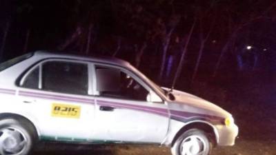 El taxi quedó abandonado en una calle oscura.