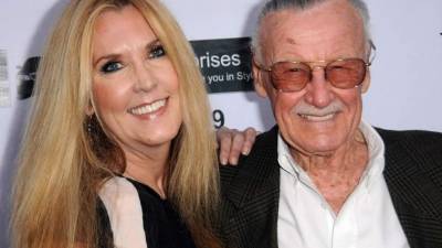 Stan Lee (d) junto a su hija mayor, Joan Celia Lee.