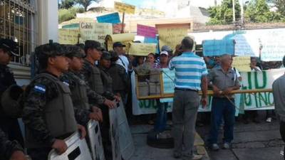 Los pobladores llegaron desde Sulaco en varios buses.