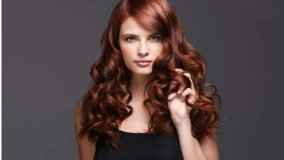 Experto recomienda lavarse el pelo con agua tibia, utilizar un champú sin sulfatos y lavar con movimientos circulares.