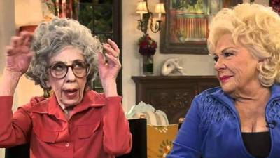 Ann Morgan junto a la actriz Renée Taylor.