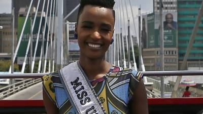 La Miss Universo Zozibini Tunzi regresando a Johannesburgo este 13 de febrero. AFP
