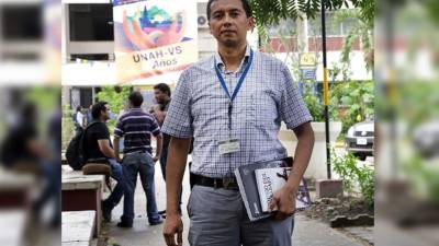 Silvio Cruz mientras caminaba ayer por la plaza de la Unah-vs. Agradece su formación a sus padres. Foto: Franklyn Muñoz