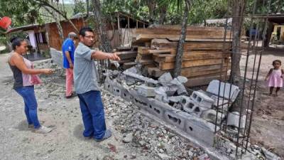 Ramón Santiago Matute, secretario del Consejo Preventivo de Tribus, muestra parte del muro destruido donde se está construyendo la Radio Dignidad Tolupana, el 4 de junio de 2021, en San Francisco Locomapa (Honduras).