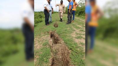 Alex Estévez, comisionado de Copeco, y miembros del Codem inspeccionan la grieta en el bordo del Canal Maya. Hoy llegan geólogos a evaluar la zona afectada.