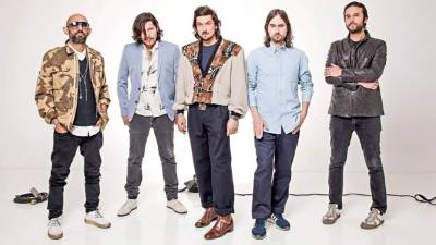 Zoé fue fundada en 1995 en la ciudad mexicana de Cuernavaca, al sur de la capital, y está conformada por León Larregui, Sergio Acosta, Jesús Báez, Ángel Mosqueda y Rodrigo Guardiola.