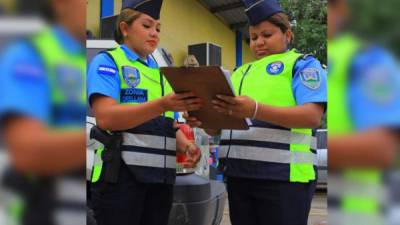 Zonia Orellana y Marlen Estrada comentan sobre un caso de investigación de accidentes en el plantel de Tránsito, salida este de la ciudad. Foto: Melvin Cubas.