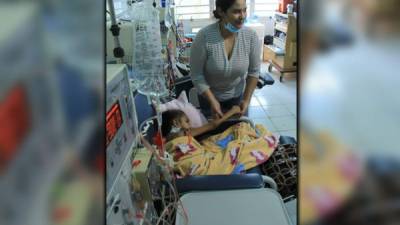 Fanny Melgar viajó desde La Ceiba con su hija Génesis, quien fue diagnosticada con este mal. Foto: Cristina Santos.