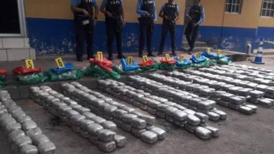 La droga fue encontrada en varios sacos en el interior de un camión.