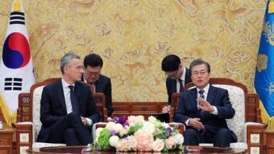 El presidente surcoreano, Moon Jae-in (d), junto al secretario general de la Organización del Tratado del Atlántico Norte (OTAN), Jens Stoltenberg (i). EFE