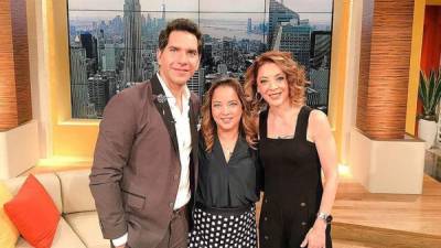 Adamari López (c) junto a Edith González (d) y Arap Bethke (i) en una foto tomada meses antes que la actriz fuera diagnosticada con cáncer de ovarios en 2016.