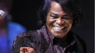 Según el certificado oficial de defunción James Brown murió en 2006 de un ataque cardíaco y problemas respiratorios a los 73 años.