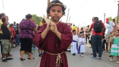 Los niños se entregan con devoción en la procesión.