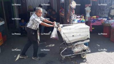Es un hombre incansable y sigue recorriendo las calles para ganarse un poco de dinero que le permita sobrevivir junto con su familia.