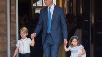 El príncipe George junto a su padre, el príncipe William, y su hermana, la princesa Charlotte. Foto archivo AFP.