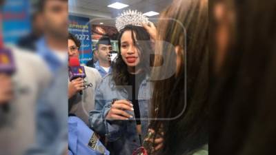 Angie Flores regresó este jueves 27 de febrero a Honduras después de quedar en segundo lugar en la final de La Academia. Sus fanáticos la recibieron con gran alegría.